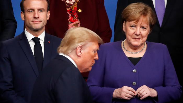 El presidente de Francia, Emmanuel Macron, el presidente de EE.UU., Donald Trump y la canciller de Alemania, Angela Merkel, durante una cumbre de la OTAN en Watford, Reino Unido, el 4 de diciembre de 2019.