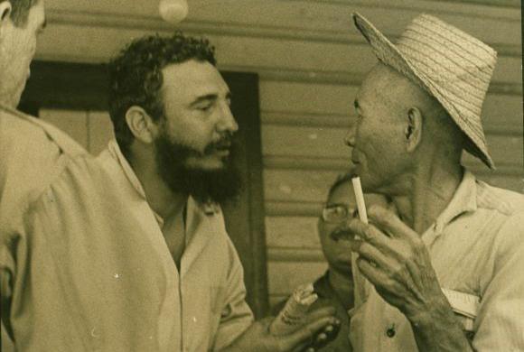Fidel, durante su recorrido por Oriente, en 1965, compartió con el campesino Eulogio, en la Gran Piedra. foto: Alberto Korda
