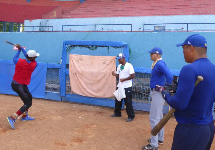 El toletero granmense Yordanis Samón comparte entrenamiento y amistad con los integrantes de los Toros de la Llanura.