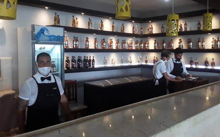 Los bares no prestarán servicios dentro de los establecimientos, la bebida solo para llevar.