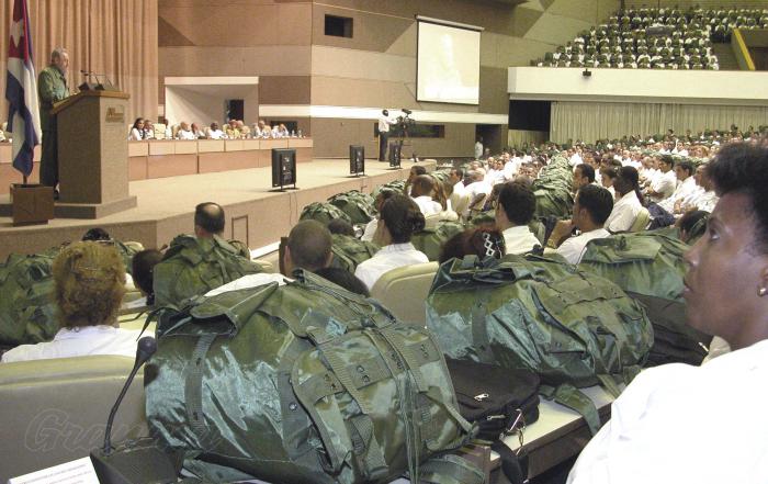 Fidel habla a los 1 586 médicos fundadores del Contingente Henry Reeve. Foto: Ricardo López Hevia
Fid16063