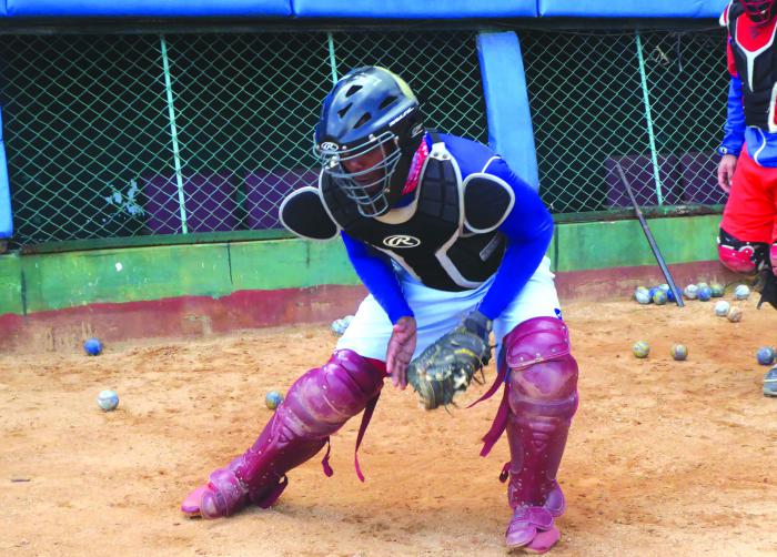 El fildeo de toques y machucones, así como el tiro a las bases, sobre todo, a segunda y primera, son parte de los entrenamientos de los receptores.