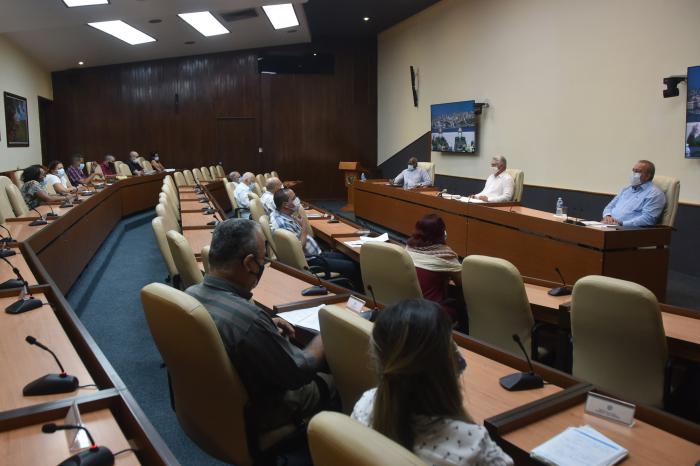 El Presidente cubano conoció el refuerzo del Minsap en las pesquisas en las comunidades, que está rondando la cifra de 2 292 000 personas, de los cuales más de 900 000 son adultos mayores.
