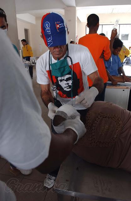 La palabra y el ejemplo vivo del Che preceden la labor de los médicos cubanos dentro y fuera del país. foto: Juvenal Balán