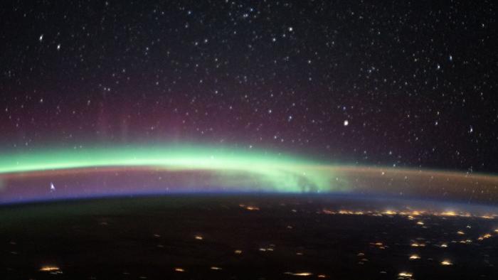 Esta circunstancia se dio la madrugada del pasado 16 de marzo, cuando un tripulante de la EEI registró esta imagen en el momento en que el laboratorio orbital se encontraba sobre la península de Alaska 