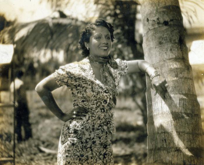 Deslumbrante Rita Montaner, en una escena de la película Sucedió en La Habana.