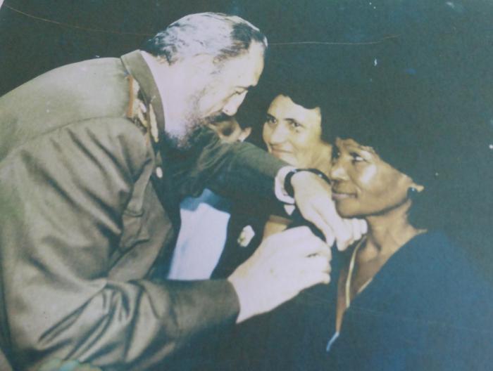 Primero de mayo de 2006, Fidel condecora a Petronila con la medalla de Heroína del Trabajo de la República de Cuba.