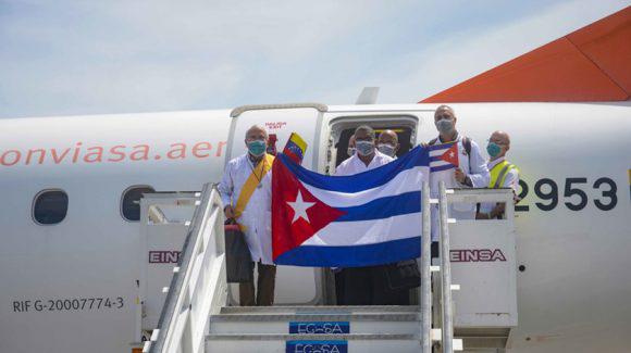 Arribaron a Cuba médicos