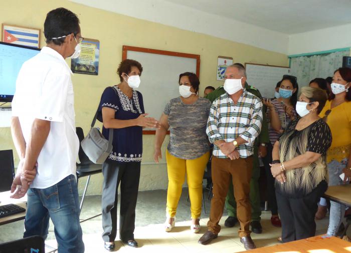 De visita en el Instituto Preuniversitario Urbano Salvador Cisneros Betancourt, de Minas, la ministra de Educación comprobó la marcha de los preparativos para el reinicio del curso escolar. 