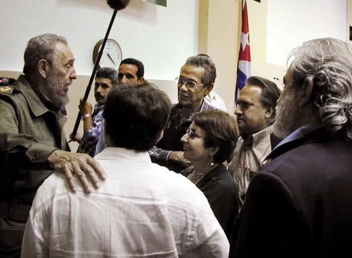 Fidel junto a artistas e intelectuales. 