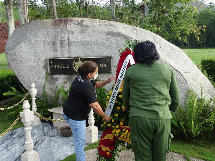 Una ofrenda floral dedicada a Vilma por el pueblo de Cuba fue depositada ante su roca monumento por Teresa Amarelle y Beatriz Johnson. 