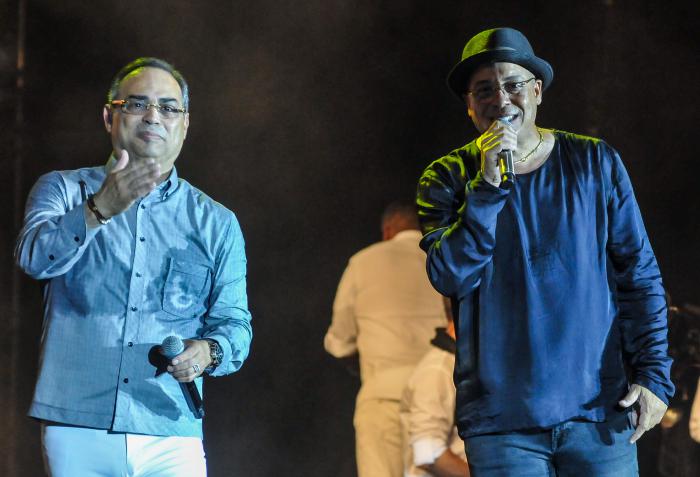 Concierto en Cuba de Gilberto Santa Rosa(I) (cantante) invitado Issac Delgado (D), en Malecón y 23, La Habana
