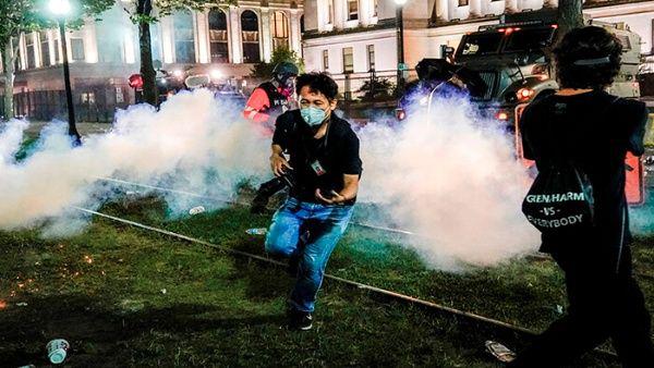 Policías reprimen la movilización en Oakland en contra del racismo y la violencia policial.