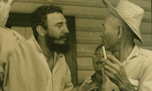 Fidel, durante su recorrido por Oriente, en 1965, compartió con el campesino Eulogio, en la Gran Piedra. foto: Alberto Korda
