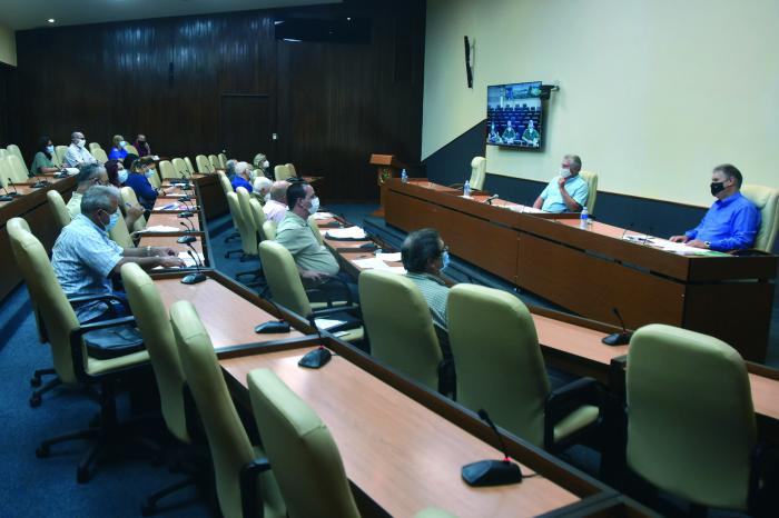 En medio del complejo panorama, Cuba continúa trabajando sin descanso para cortar caminos a la epidemia, sobre todo en La Habana, donde urge que la población acompañe con responsabilidad y disciplina, el gigantesco esfuerzo que se hace. 