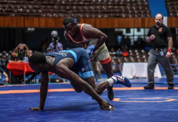 Geandry Garzón (a la derecha) anhela escalar al podio de premiaciones en Tokio.