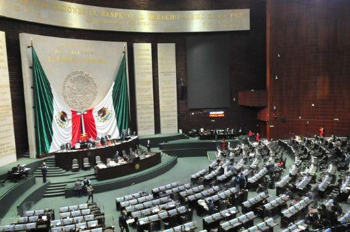 La iniciativa reforma los artículos 108 y 111 de la Constitución Política de México.
