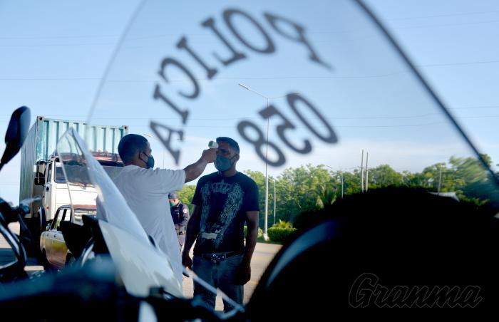El control sanitario y el apoyo de las autoridades a  la entrada y salida de la capital, constituyen medidas adoptadas para detener el avance de la COVID-19. 