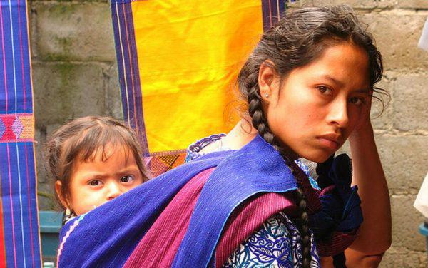 Las mujeres indígenas están sujetos a pobreza extrema, tráfico, analfabetismo, falta de acceso a tierras ancestrales, atención médica inexistente o deficiente y violencia en el ámbito privado y público