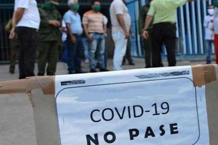 En el poblado de Santa Marta, de 15 000 habitantes y una notable población flotante, se declaró un brote de transmisión local, lo que obligó a un confinamiento con restricciones muy precisas