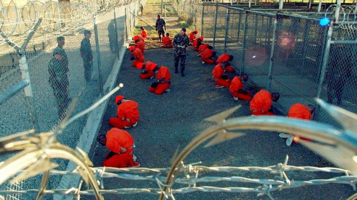 La cárcel de la ilegal base de Guantánamo es de los peores ejemplos de actuación al margen de la ley.