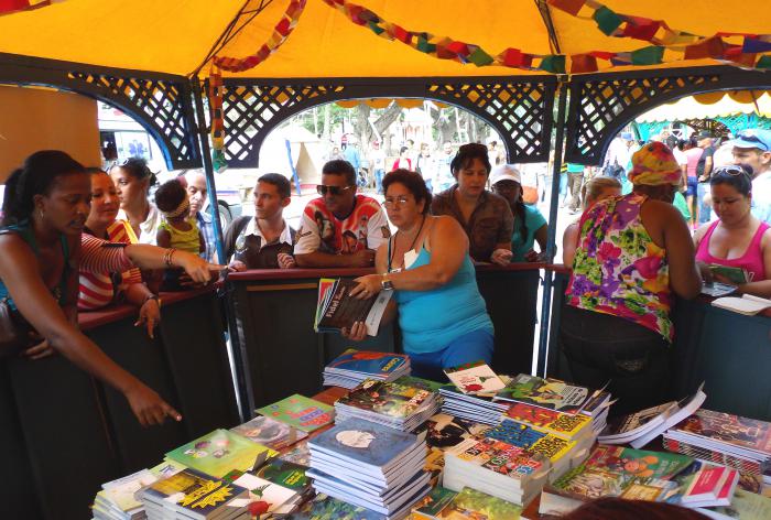 Comercialización de libros en la Feria del Libro de Camagüey. 