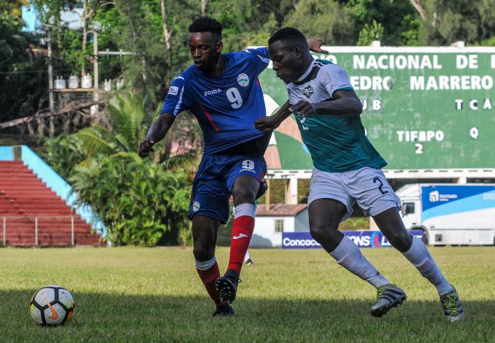 Maikel Alejandro Reyes (delantero numero 9), durante el partido Preliminar Clasificatorio de futbol masculino entre los equipos de Cuba y Turcas y Caicos, en el estadio Pedro Marrero, Playa