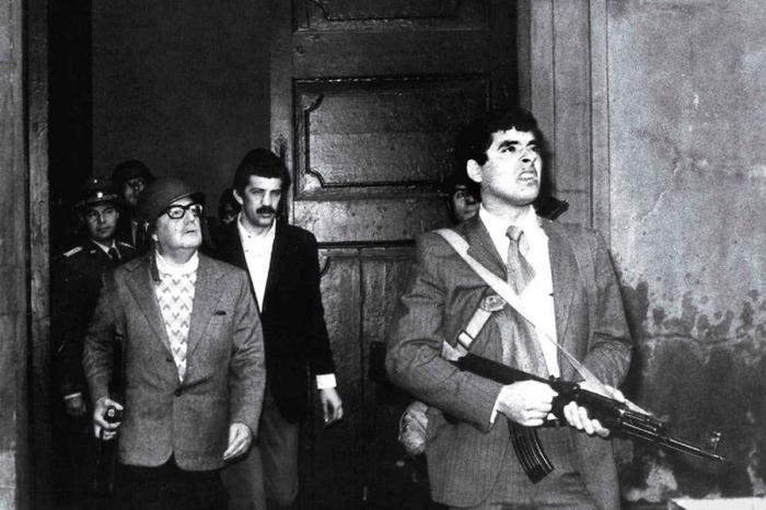 Luego de su última alocución, el presidente chileno recorrió el Palacio de la Moneda con caso y fusil al hombro.