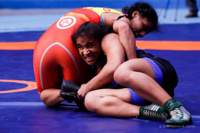 Lianna Montero (azul) de Cuba combate en 57 kg frente a Aide Cuero, de Colombia, durante el Torneo Clasificatorio de lucha libre femenina rumbo a los XXIII Juegos Centroamericanos y del Caribe de Barranquilla 2018, con sede en el Coliseo de la Ciudad Deportiva, el viernes 23 de marzo de 2018 en La Habana, Cuba. Foto: Calixto N. Llanes/Periódico JIT (Cuba)