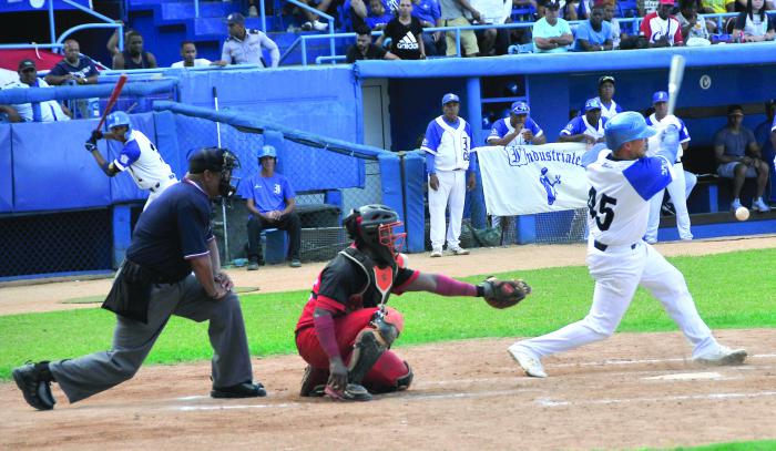 59 Serie Nacional de Beisbol,juego entre Industriales y Santiago de Cuba.
