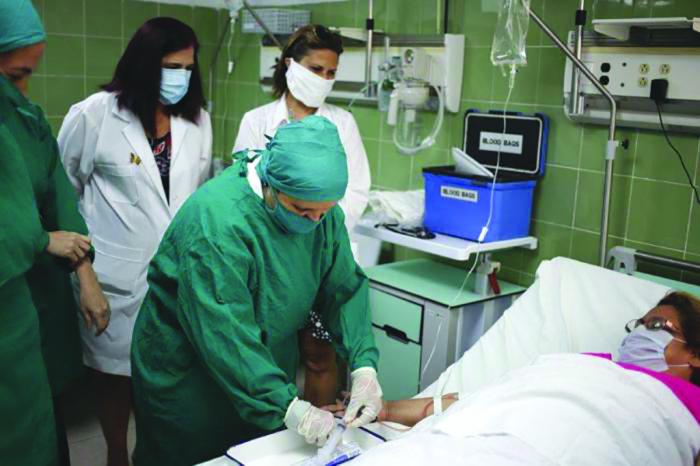 En Cuba, la atención a los pacientes pasa por el cuidado de los profesionales de la Salud, cumpliendo con las medidas de bioseguridad. foto tomada de razones de cuba