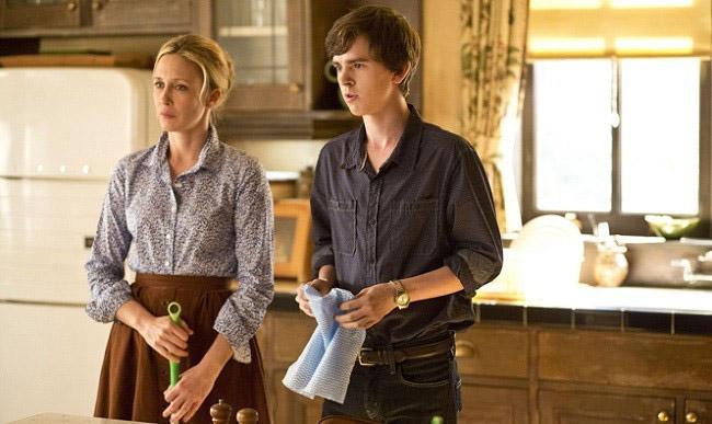 Vera Farmiga (Norma) y Freddie Highmore (Norman) sostienen el peso de la serie. 
fotograma de la serie