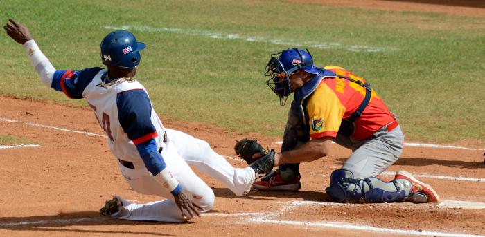 Beisbol Serie 59 Play Off Final MTZ vs CMG Lesly Anderson es Out en Home