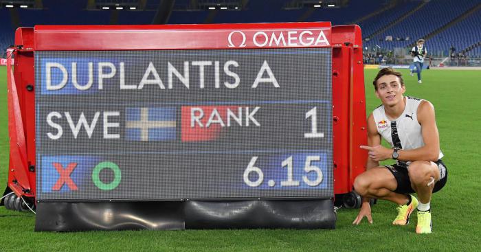 Armand Duplantis posa al lado de su nuevo registro universal. 