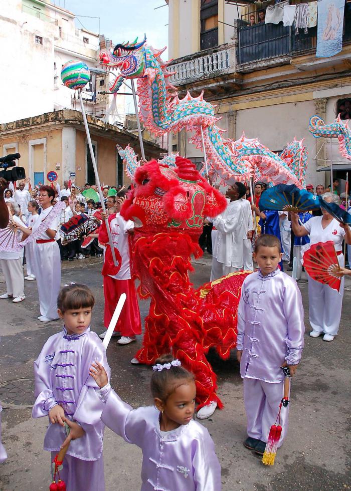 Una muestra de los vínculos culturales entre Cuba y China: 1ro de junio de 2009, se celebra el XII festival de Chinos de Ultramar. Los residentes de la Habana Vieja representan la Danza de León en la capital para celebrar el 60 aniversario de la fundación de la República Popular China y 162 aniversario de la llegada de los chinos a Cuba. 