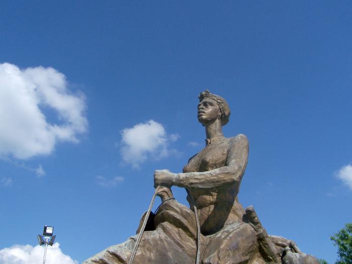 Como la épica grande inspira al arte bueno, Rosa La Bayamesa motivó la creación monumental del escultor Alberto Lescay, emplazada en Bayamo. 