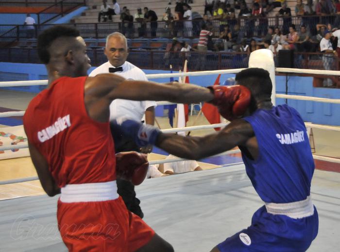 En el Playa Girón de 2019, Yoenlis Hernández (derecha) y Yainier Areu cruzaron guantes. 
Foto: Ismael Batista Ramírez