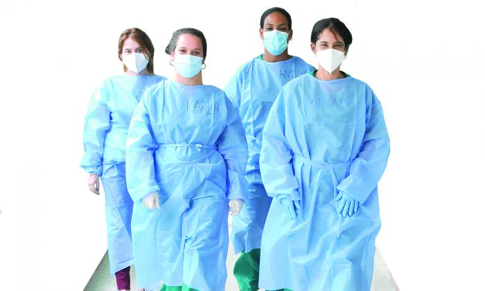 Protección contra Covid-19-Coronavirus,Instituto Pedro Kourí pequeño grupo de trabajadores de laboratorio.