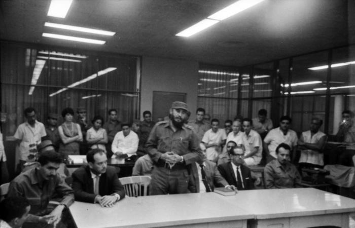 Fidel Castro y los integrantes del secretariado del Comité Central del Partido Comunista de Cuba, visitan la redacción del Periódico Hoy, donde se editaba en esos momentos el primer ejemplar del periódico Granma