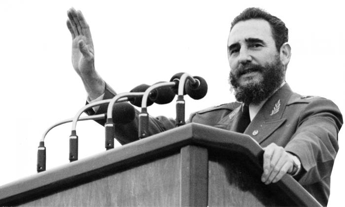 Fidel en el Acto en la Plaza de la Revolucion por el 1er.Congreso del Partido.
Diciembre de 1975.