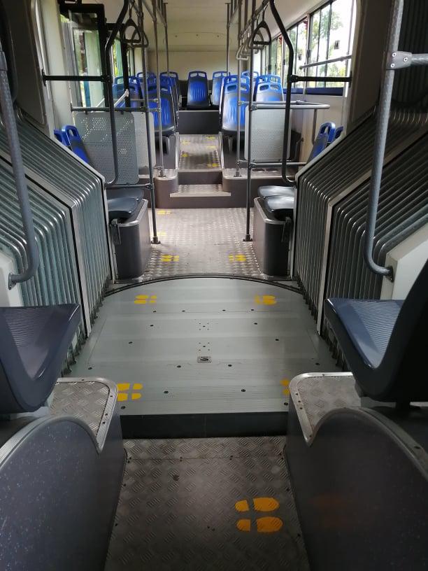 se estipuló que los ómnibus circularán con su capacidad de pasajeros sentados, limitando la cantidad de pasajeros de pie a 30 personas en los articulados y 20 en los ómnibus rígidos