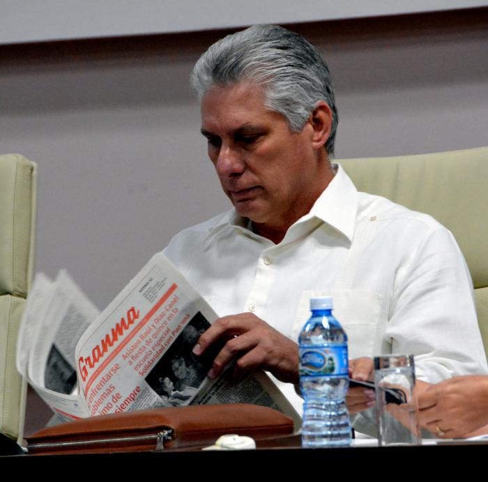 Comisión de Educación, Cultura, Ciencia, Tecnoplogía y Medio Ambiente, presidida por Miguel Díaz-Canel Bermúdez, Presidente de los Consejos de Estado y de Ministros. Presente además los ministros de educación superior, educación, ciencia y tecnología, cultura y el vicepresidente Roberto Morales.