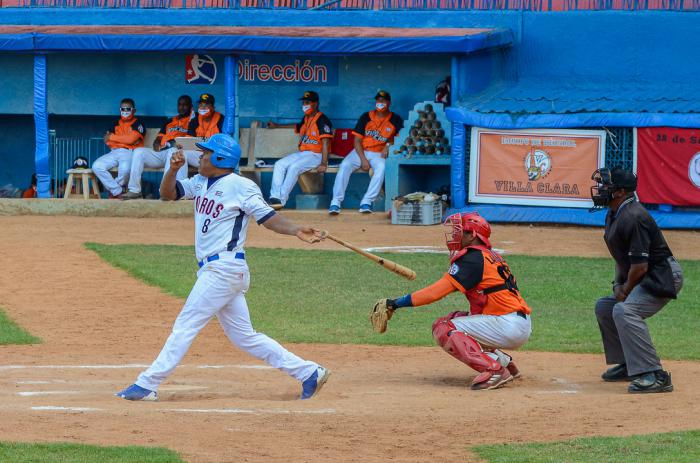 El convincente despertar ofensivo de Yordanis Samón lo hizo merecedor de la condición de jugador más valioso la pasada semana. Foto: Leandro Pérez. 