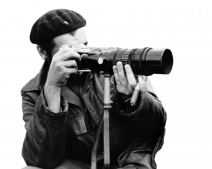 Tras pedirle una de las cámaras a Liborio Noval, 
el Che fotografía a Fidel. FOto: Liborio Noval