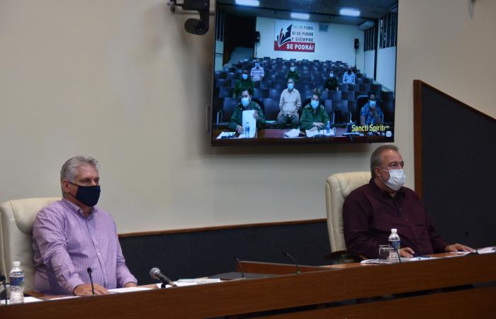 Cumplir las medidas higiénico sanitarias sigue siendo la premisa, tanto en el enfrentamiento a la covid-19 como en la recuperación de las afectaciones asociadas al huracán Delta. foto: Estudios Revolución