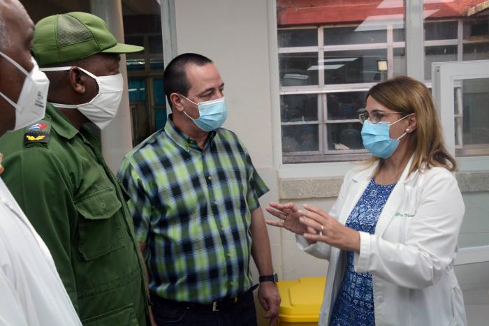 La integración es una de las fortalezas del sistema de salud en Cuba. En la imagen, autoridades del MINSAP y de la provincia de Ciego de Ávila en el recién inaugurado laboratorio de biología molecular, en el Hospital Roberto Rodríguez, de Morón