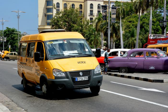 Taxis por la calle Prado, frente al Parque Central en Centro Habana.