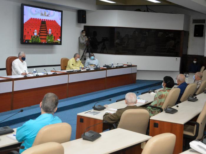 Lo principal ahora es actuar con rigor, en el enfrentamiento a la covid y en todos los ámbitos económicos y sociales de la nación, dijo el Presidente cubano a 
gobernadores e intendentes. foto: Estudios Revolución