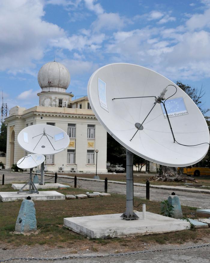 Instituto de Meteorología en Casa Blanca la Habana. (foto Jorge Luis Gonzàlez) 18-5-16 Lluvia11N9 En primer plano la Tecnología Satelital y al fondo el Radar.