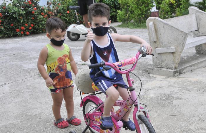Proteccion contra el coronavirus ,niños jugando en el parque.